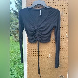 Stretchy cinched black medium crop top alo yoga